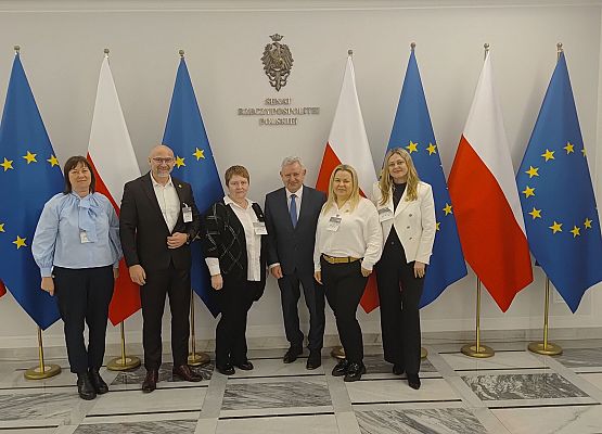 Grafika 3: Nauczyciele j. kaszubskiego wraz z przedstawicielami władz lokalnych Gminy Wicko z wizytą w Senacie RP