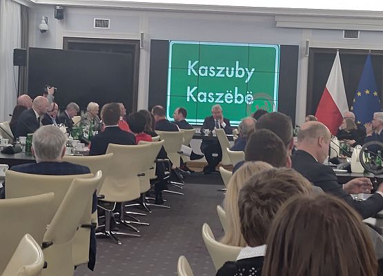 Grafika 5: Nauczyciele j. kaszubskiego wraz z przedstawicielami władz lokalnych Gminy Wicko z wizytą w Senacie RP