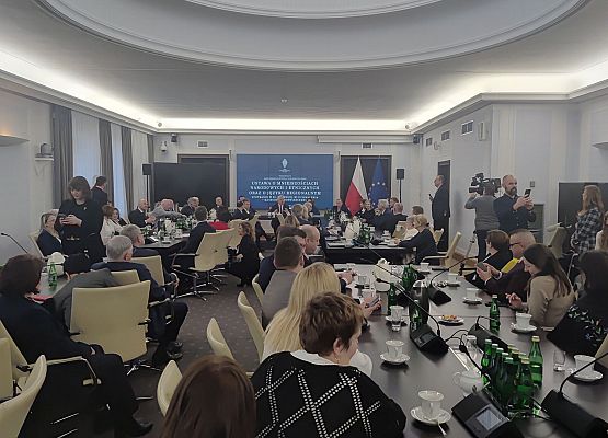 Grafika 6: Nauczyciele j. kaszubskiego wraz z przedstawicielami władz lokalnych Gminy Wicko z wizytą w Senacie RP