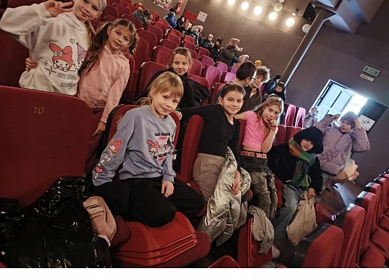 Grafika 4: Wyjazd uczniów klas I-III na film "Kleks i wynalazek Filipa Golarza"