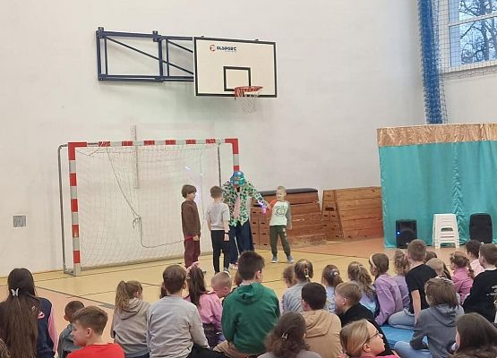 Grafika 1: Występ "Człowieka-Sprężyny"