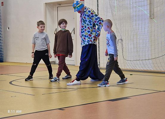 Grafika 4: Występ "Człowieka-Sprężyny"