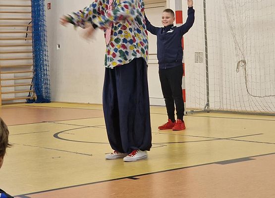 Grafika 6: Występ "Człowieka-Sprężyny"