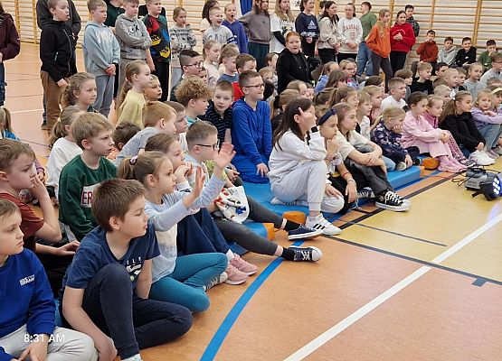 Grafika 9: Występ "Człowieka-Sprężyny"