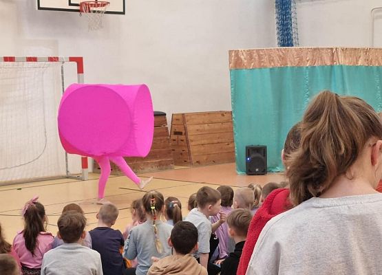 Grafika 11: Występ "Człowieka-Sprężyny"