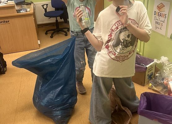 Grafika 2: Zbieramy butelki i puszki w ramach konkursu "Segreguję, nie marnuję”