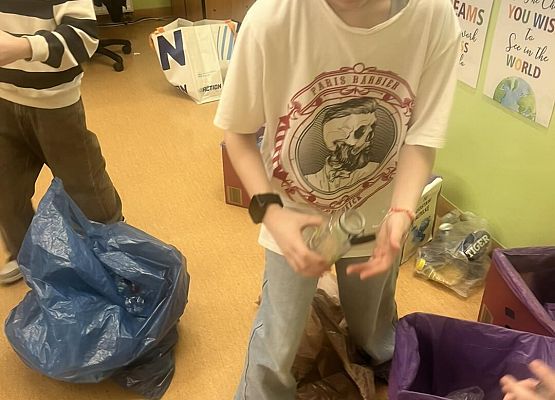 Grafika 4: Zbieramy butelki i puszki w ramach konkursu "Segreguję, nie marnuję”