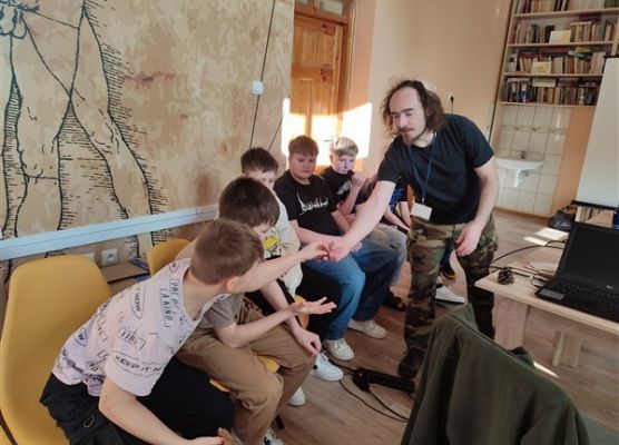 Grafika 5: Lis - bohater naszych lasów i ważna postać literacka - wykład pracowników SPN dla k. VIA w bibliotece szkolnej