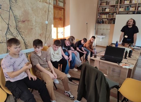 Grafika 6: Lis - bohater naszych lasów i ważna postać literacka - wykład pracowników SPN dla k. VIA w bibliotece szkolnej