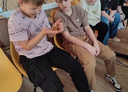 Grafika 7: Lis - bohater naszych lasów i ważna postać literacka - wykład pracowników SPN dla k. VIA w bibliotece szkolnej