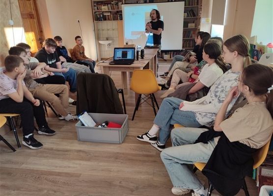 Grafika 8: Lis - bohater naszych lasów i ważna postać literacka - wykład pracowników SPN dla k. VIA w bibliotece szkolnej