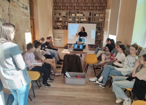 Grafika 9: Lis - bohater naszych lasów i ważna postać literacka - wykład pracowników SPN dla k. VIA w bibliotece szkolnej