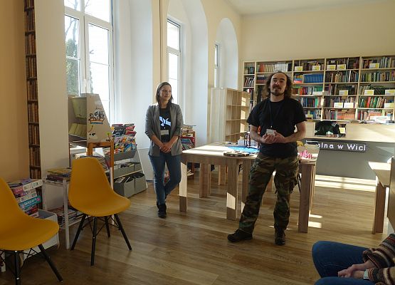 Grafika 2: Lis - bohater naszych lasów i ważna postać literacka - wykład pracowników SPN dla k. VIA w bibliotece szkolnej