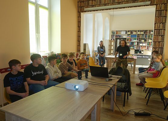 Grafika 1: Lis - bohater naszych lasów i ważna postać literacka - wykład pracowników SPN dla k. VIA w bibliotece szkolnej