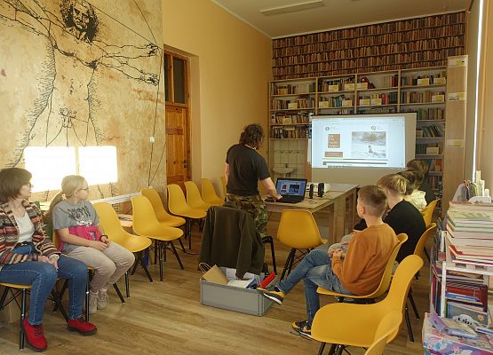 Grafika 3: Lis - bohater naszych lasów i ważna postać literacka - wykład pracowników SPN dla k. VIA w bibliotece szkolnej