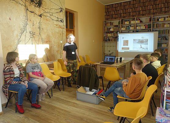 Grafika 4: Lis - bohater naszych lasów i ważna postać literacka - wykład pracowników SPN dla k. VIA w bibliotece szkolnej