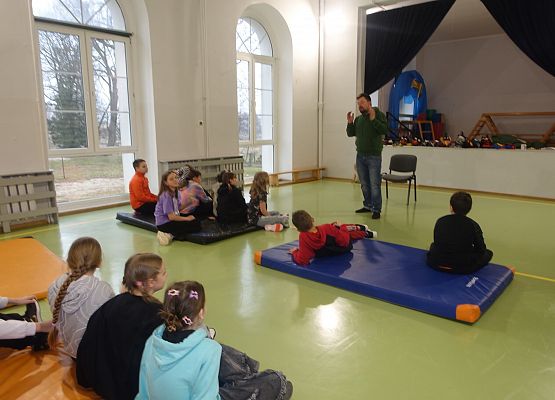 Grafika 2: Warsztaty teatralno-lalkarskie słupskiego Teatru Tęcza z uczniami klas IV-V SP Wicko