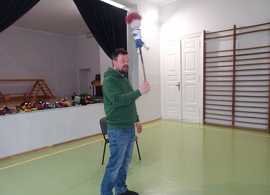 Grafika 3: Warsztaty teatralno-lalkarskie słupskiego Teatru Tęcza z uczniami klas IV-V SP Wicko