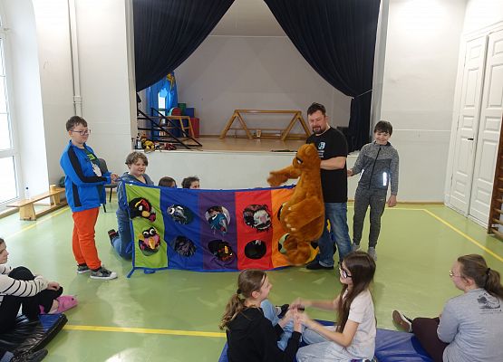 Grafika 37: Warsztaty teatralno-lalkarskie słupskiego Teatru Tęcza z uczniami klas IV-V SP Wicko