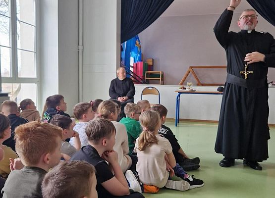 Grafika 4: Spotkanie z rekolekcjonistą w ramach rekolekcji wielkopostnych w SP Wicko