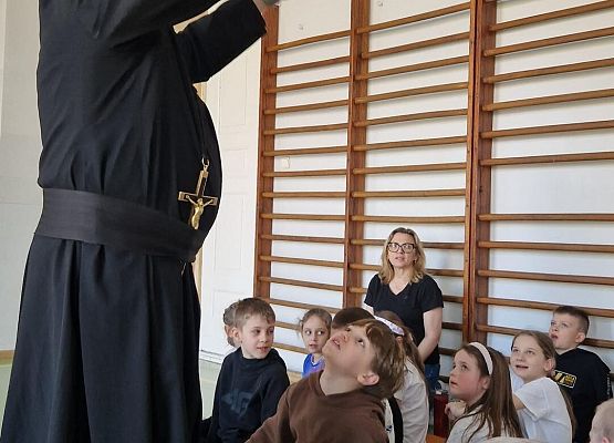 Grafika 17: Spotkanie z rekolekcjonistą w ramach rekolekcji wielkopostnych w SP Wicko