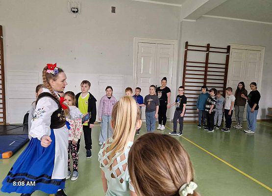 Grafika 2: Kaszubskie warsztaty taneczno-muzyczne z zespołem LEVINO dla klas drugich SP Wicko