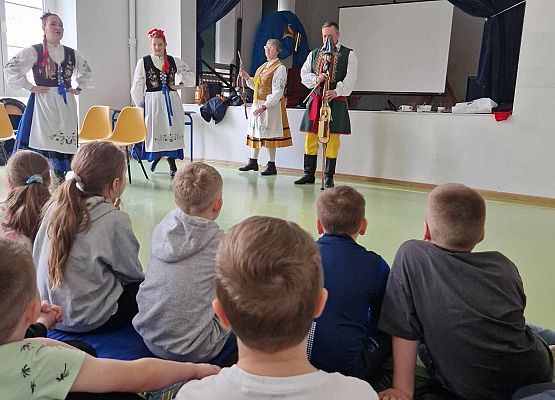 Grafika 3: Kaszubskie warsztaty taneczno-muzyczne z zespołem LEVINO dla klas drugich SP Wicko