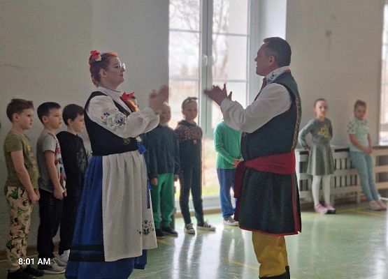 Grafika 4: Kaszubskie warsztaty taneczno-muzyczne z zespołem LEVINO dla klas drugich SP Wicko