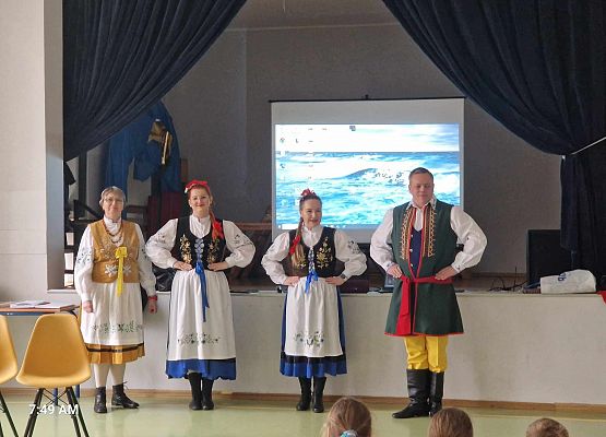 Grafika 6: Kaszubskie warsztaty taneczno-muzyczne z zespołem LEVINO dla klas drugich SP Wicko