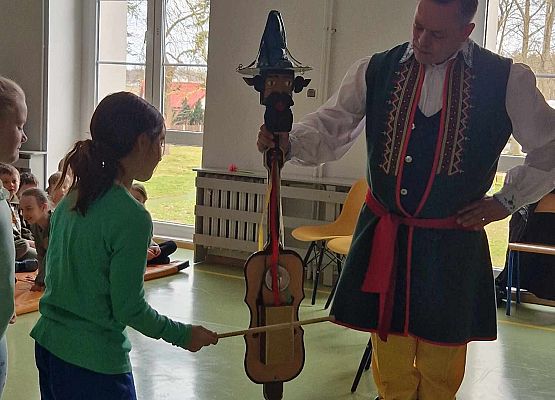 Grafika 7: Kaszubskie warsztaty taneczno-muzyczne z zespołem LEVINO dla klas drugich SP Wicko