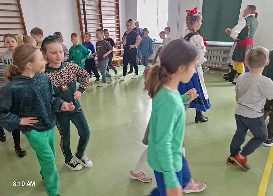 Grafika 8: Kaszubskie warsztaty taneczno-muzyczne z zespołem LEVINO dla klas drugich SP Wicko