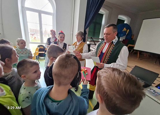 Grafika 9: Kaszubskie warsztaty taneczno-muzyczne z zespołem LEVINO dla klas drugich SP Wicko