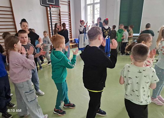 Grafika 10: Kaszubskie warsztaty taneczno-muzyczne z zespołem LEVINO dla klas drugich SP Wicko