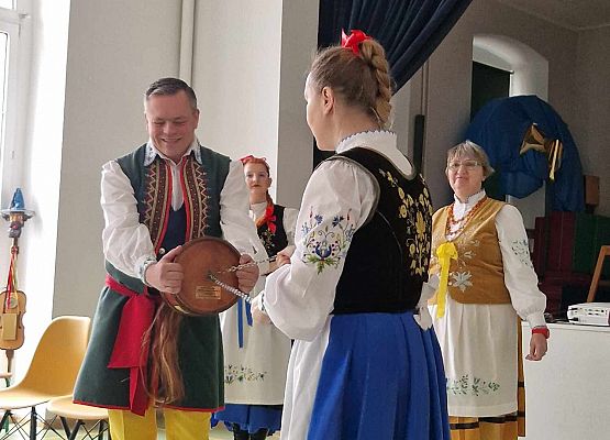 Grafika 11: Kaszubskie warsztaty taneczno-muzyczne z zespołem LEVINO dla klas drugich SP Wicko