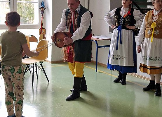 Grafika 12: Kaszubskie warsztaty taneczno-muzyczne z zespołem LEVINO dla klas drugich SP Wicko