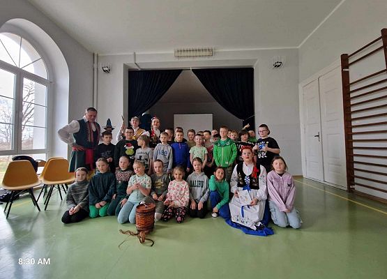 Grafika 13: Kaszubskie warsztaty taneczno-muzyczne z zespołem LEVINO dla klas drugich SP Wicko
