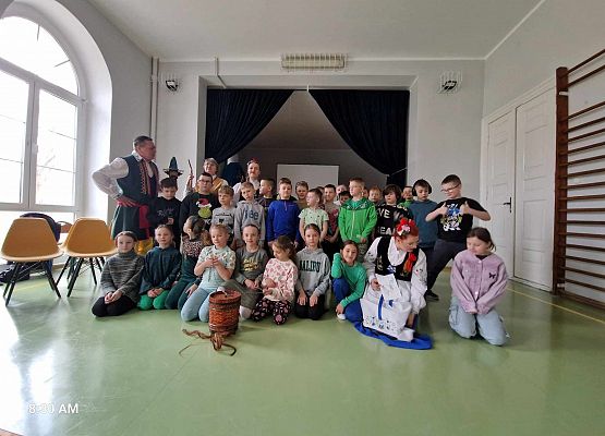 Grafika 14: Kaszubskie warsztaty taneczno-muzyczne z zespołem LEVINO dla klas drugich SP Wicko