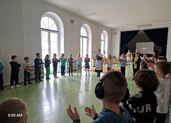 Grafika 16: Kaszubskie warsztaty taneczno-muzyczne z zespołem LEVINO dla klas drugich SP Wicko