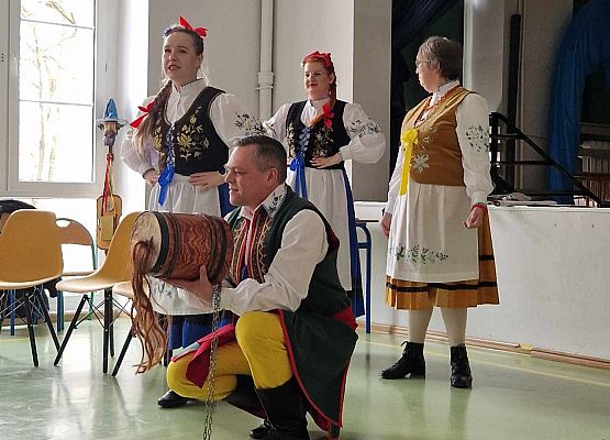 Grafika 18: Kaszubskie warsztaty taneczno-muzyczne z zespołem LEVINO dla klas drugich SP Wicko
