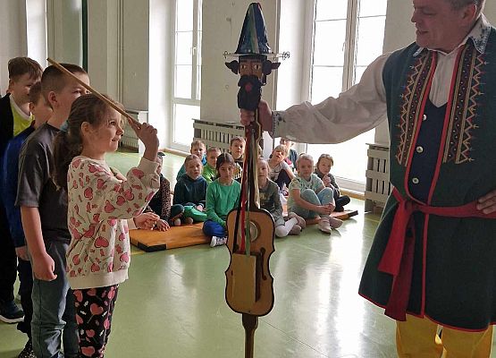 Grafika 22: Kaszubskie warsztaty taneczno-muzyczne z zespołem LEVINO dla klas drugich SP Wicko