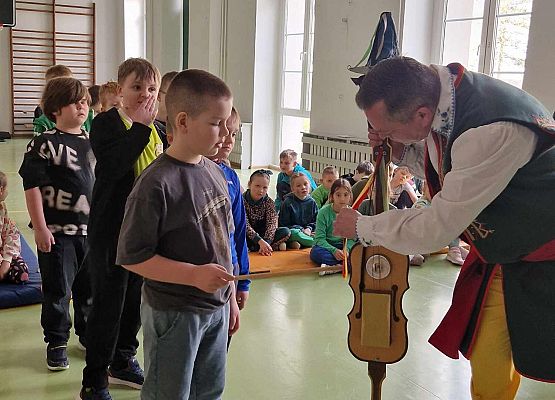 Grafika 21: Kaszubskie warsztaty taneczno-muzyczne z zespołem LEVINO dla klas drugich SP Wicko