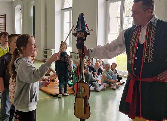 Grafika 24: Kaszubskie warsztaty taneczno-muzyczne z zespołem LEVINO dla klas drugich SP Wicko