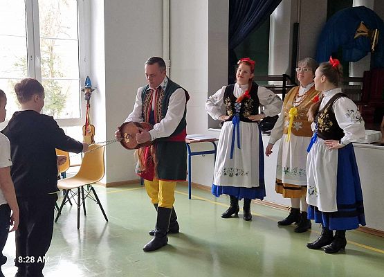 Grafika 26: Kaszubskie warsztaty taneczno-muzyczne z zespołem LEVINO dla klas drugich SP Wicko