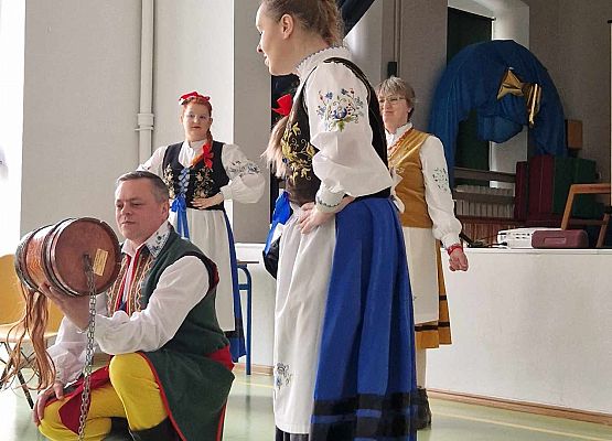 Grafika 27: Kaszubskie warsztaty taneczno-muzyczne z zespołem LEVINO dla klas drugich SP Wicko