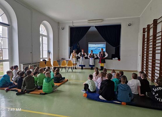 Grafika 28: Kaszubskie warsztaty taneczno-muzyczne z zespołem LEVINO dla klas drugich SP Wicko