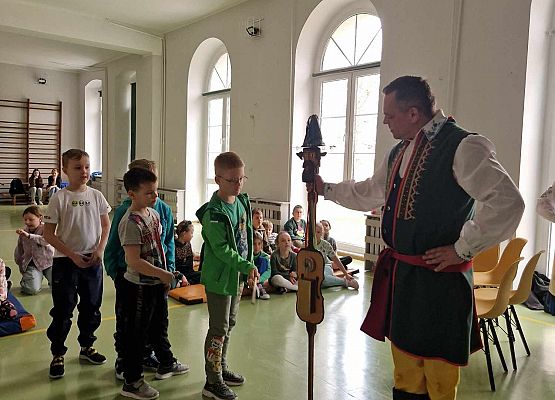 Grafika 29: Kaszubskie warsztaty taneczno-muzyczne z zespołem LEVINO dla klas drugich SP Wicko