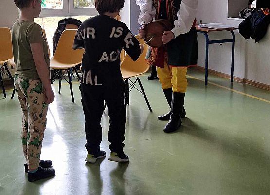 Grafika 31: Kaszubskie warsztaty taneczno-muzyczne z zespołem LEVINO dla klas drugich SP Wicko