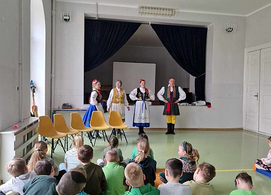 Grafika 36: Kaszubskie warsztaty taneczno-muzyczne z zespołem LEVINO dla klas drugich SP Wicko