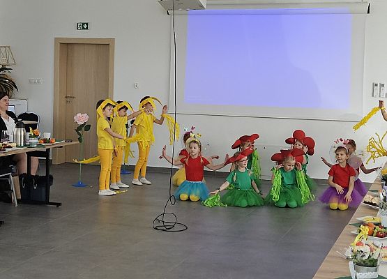 Grafika 2: Spotkanie dyrektorów szkół podstawowych i przedszkoli z powiatu lęborskiego w przedszkolu w Charbrowie