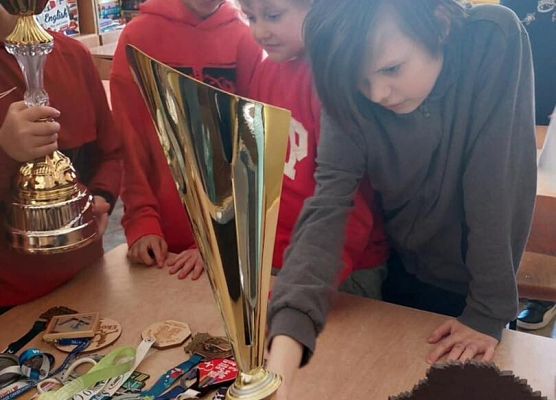 Grafika 2: Zajęcia kl. VA z dietetykiem, Łukaszem Mielewczykiem, w ramach projektu  "Trzymaj Formę”